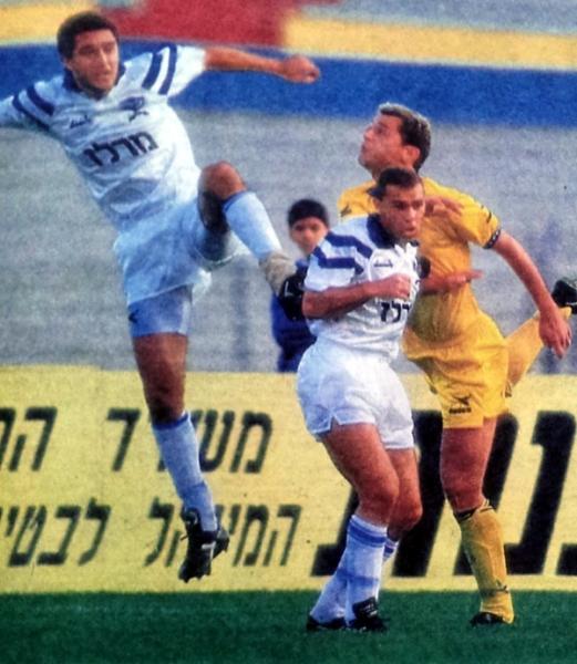 אלכס ברמכר נעזר בגיא גת כדי לזנק מעל אלי דריקס
