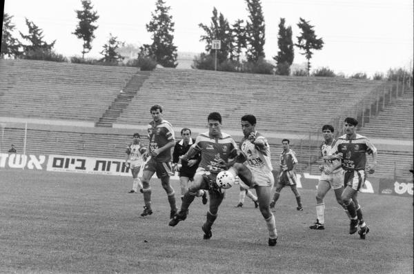 1992/93 - מחזור 15 - הפועל חיפה (1:0) - מוטי קקון במאבק על הכדור, עם ערן כהן. מימין ולידימיר גורילי וניר לוין, ירון כהן ברקע. משמאל השופט חיים ליפקוביץ', ואדים טישנקו, וקרלוס אולראן ברקע. צילום: אריה קנפר