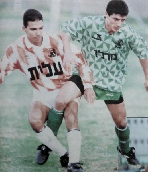 יוסי לוי, עם מדים ירוקים תמוהים, לצד חיים רביבו