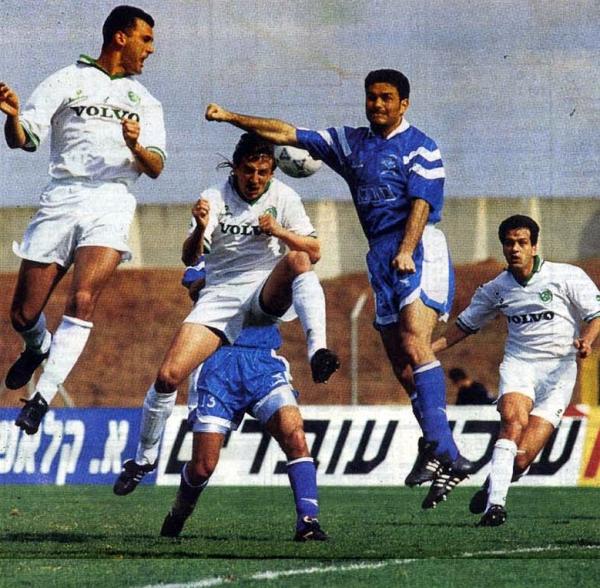 1992/93 - מחזור 20 - מכבי חיפה (2:0) - מוטי איווניר במאבק אווירי מול אלון חזן ואיוואן גצקו