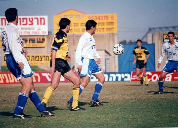 1992/93 - מחזור 21 - צפרירים חולון (0:1) - מימין לשמאל: עוזי אוחיון, אלי כהן, מני בסון, מרקו בן ברוך, מוטי איווניר
