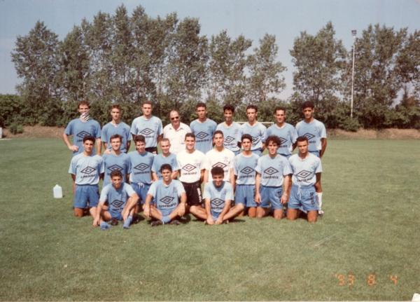 שחקני הפועל פ"ת במחנה אימונים לפני עונת 1993/94. עומדים מימין: אדורם קייסי, ירון כהן, עוזי אוחיון, גולן שטרית, וואליד באדיר, אלכס ברמכר, אלון מאיה, רפי כהן. כורעים, מימין: בהג'ת עודה, כרמלו מישיש, טעון בירור, שי הס, איציק קורנפיין, גיא גת, אופיר קופל, קרסימיר בז'ינסקי, מוטי קקון. יושבים: בני קוזושווילי, עוז אליה, ניב טל.