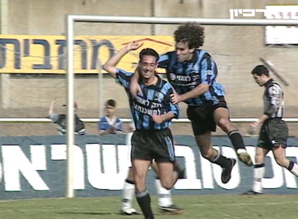 1993/94 - מחזור 16 - מכבי פתח-תקוה (1:1) - כרמלו מישיש מברך את ירון כהן לאחר כיבוש שער השוויון.