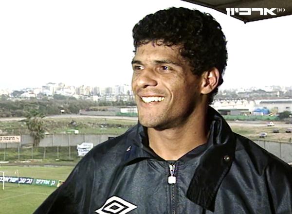 1993/94 - מחזור 19 - הפועל כפר-סבא (1:2) - הליו סאוטו הברזילאי מתראיין לאחר שכבש שער ניצחון בהופעת הבכורה שלו