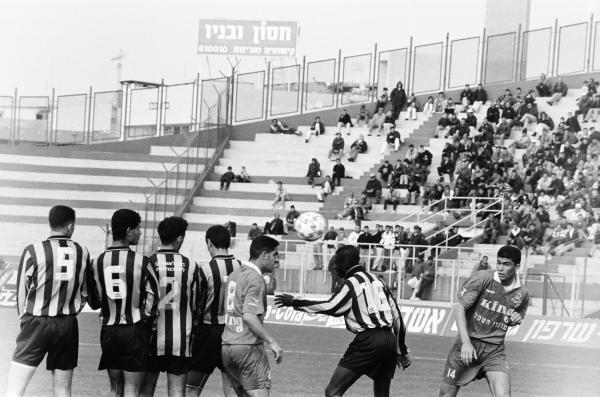 1993/94 - מחזור 27 - הפועל תל-אביב (0:0) - חומה של שחקני הפועל פתח תקוה, מייקל אסרה (16) מימין