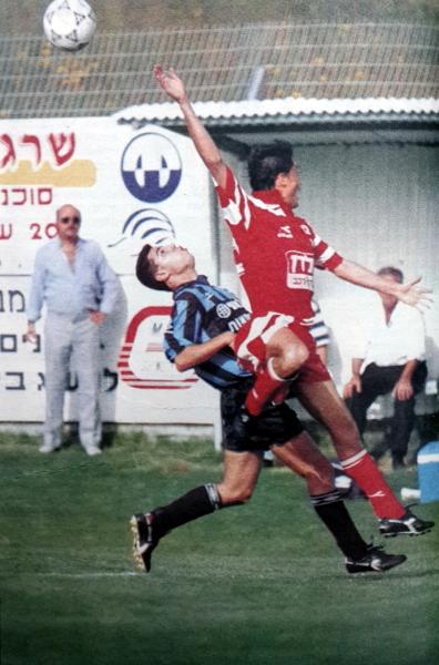 1993/94 - גביע - שמינית גמר - הפועל אשקלון (2:3) - אלי אברבנל מחפש את הכדור