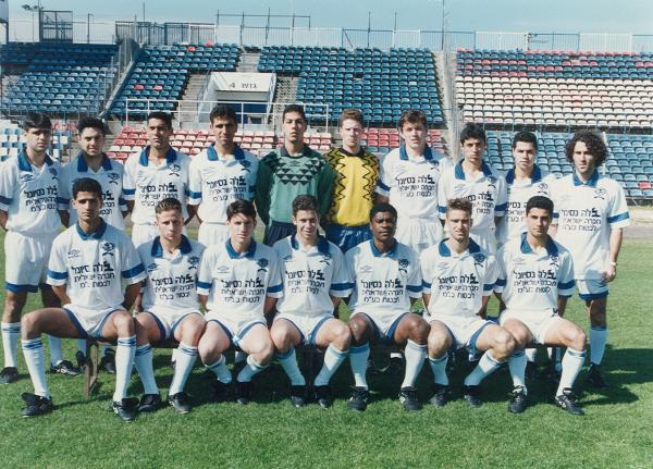 הפועל פ"ת מודל 1994/95. שורה עליונה, מימין: כרמלו מישיש, אלי אברבנל, יוסי לוי, אלכסנדר סולוב, עדי פוקס, שי הס, וואליד באדיר, אורן מוחרר, גיא סופר, לא מזוהה. יושבים: מוטי קקון, אלון מאיה, פיטר קרגיל, אופיר קופל, ישראל כהן, ניר ארביב, אדורם קייסי.