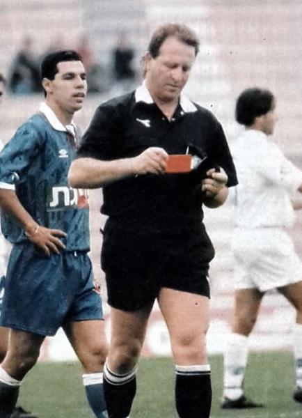 1994/95 - גביע - רבע גמר - מכבי נתניה (2:0) - השופט סבי אלנקווה עם עוד כרטיס אדום ששלף. אלי אברבנל מאחוריו