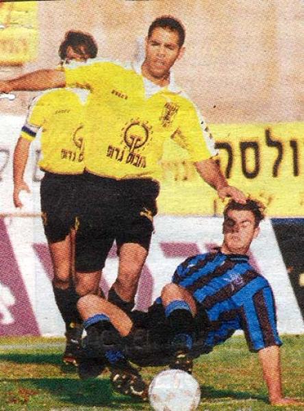1995/96 - מחזור 10 - בית"ר ירושלים (2:2) - אבי פלטשר גולש לרגליו של רונן חרזי.