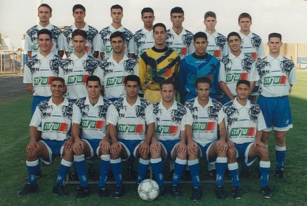 הפועל פ"ת מודל 1996/97. שורה עליונה, מימין: לא מזוהה, דניאל אבס, בני קוזושווילי, וואליד באדיר, אבי פלטשר, אלון כהן, אנדריי כרישטופיק. שורה אמצעית: יואב הרשקו, יניב חרמש, יניב נחום, שי הס, אילן בוארון, אלון מאיה, מנור חסן. יושבים: יניב עופרי, אלון המרדינגר, ניר ארביב, מוטי קקון, אלי אברבנל, שלומי בן-חמו.