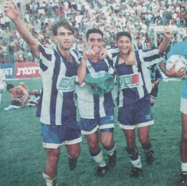 1996/97 - מחזור 4 - מכבי פתח-תקוה (0:1) - יניב עופרי, יניב בן-יוסף ואלון מאיה חוגגים ניצחון בדרבי. ברקע מתרחשים מעשים מגונים.