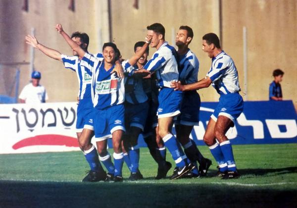1996/97 - מחזור 6 - הפועל באר-שבע (0:2) - ריקוד המכונה אחרי השער של עופרי. מימין: וואליד באדיר, אבי פלטשר, מנור חסן, מוטי קקון, יניב עופרי, אילן בוארון.