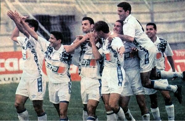 1996/97 - מחזור 25 - בני יהודה (1:3) - שחקני הפועל פ"ת חוגגים ניצחון בשכונת התקווה. מימין: אלי אברבנל, אלון כהן, מנור חסן, גאבור מרטון, מוטי קקון, אבי פלטשר, יניב עופרי ואילן בוארון