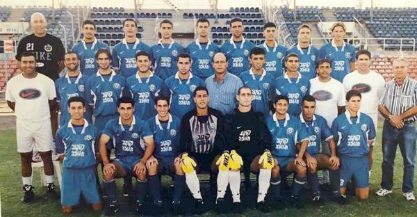 הפועל פ"ת מודל 1997/98, תמונה קבוצתית. למעלה מימין: גאבור מרטון, אנדריי כרישטופיק, ליאור לרידו, וואליד באדיר, אבי פלטשר, עוזי אזולאי, מנור חסן, יניב חרמש, רני גולדינג (מאמן כושר). באמצע: יוסי רוזנצווייג, ניר לוין (מנג'ר), אלי מחפוד (מאמן), שלומי בן חמו, בני קוזושווילי, ליאור שחר (יו"ר), אלי אברבנל, אלון כהן, אלון מאיה, אילן בוארון, ישראל עיני (מאמן שוערים). למטה: דניאל אבס, דור גרשוביץ', יניב עופרי, אייל אברמוב, שי הס, גיא שמיר, מרקו אליוז.