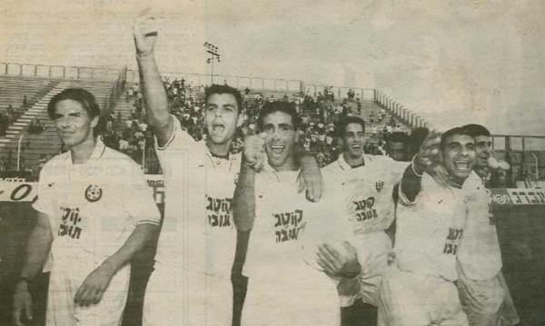 חוגגים בסיום המשחק, מימין: שלומי בן-חמו, גיא שמיר, וואליד באדיר, אבי פלטשר וגאבור מרטון.