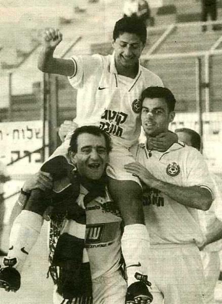 1997/98 - מחזור 10 - הפועל באר-שבע (0:2) - יניב עופרי על הכתפיים של חבקוק, אבי פלטשר דואג שהוא לא יפול.