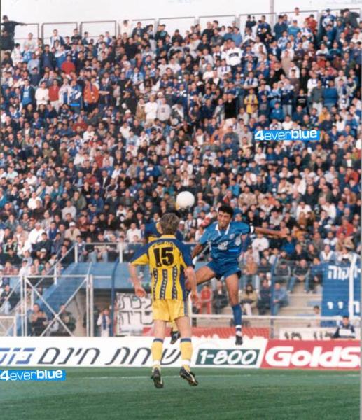בני קוזושווילי עולה לנגיחה על רקע יציע הבטון המלא באורווה