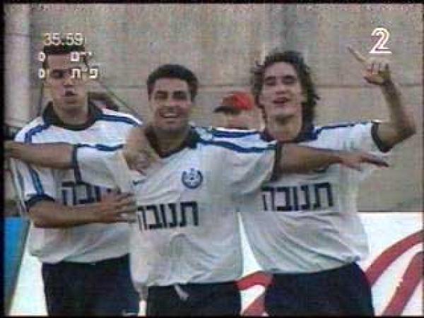 מנור חסן, מוטי קקון ואלי אברבנל חוגגים שער יתרון שלא הספיק.