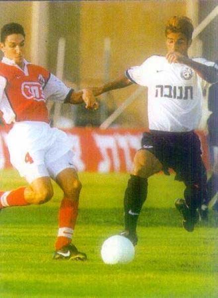 אילן בוארון מול מוטי אוחיון. אוחיון לא החזיק מעמד על המגרש יותר מדי זמן.