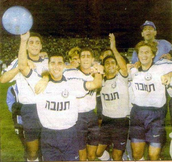 1998/99 - מחזור 9 - בית"ר ירושלים (2:3) - גאבור מרטון, מוטי קקון, אסיף בן-ישי, אלי אברבנל ויניב  חרמש חוגגים עם הקהל ניצחון גדול. חבקוק מציץ מימין.