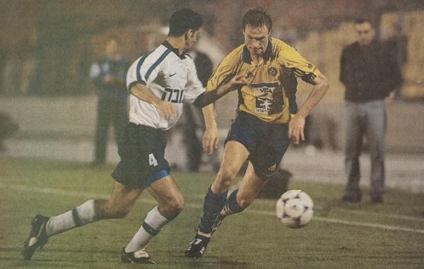 1998/99 - מחזור 10 - מכבי תל-אביב (3:0) - אלכסיי קוסולאפוב חולף על פני יניב חרמש