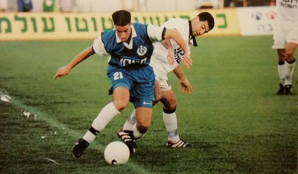 1998/99 - מחזור 18 - צפרירים חולון (1:1) - גיא שמיר במאבק על הכדור עם גיורגי דרסיליה