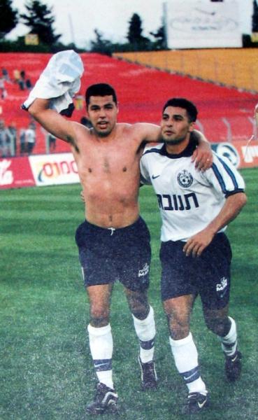 1998/99 - גביע - שמינית גמר - מכבי תל-אביב (0:2) - מוטי קקון ואלי אברבנל חוגגים את הניצחון המפתיע באיצטדיון ר"ג