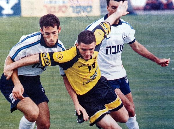 עופר שטרית מגונן על הכדור מול בני קוזושווילי ואבי יחיאל