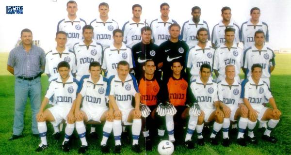 הפועל פ"ת מודל 1999/2000.שורה עליונה, מימין: מיכאל זנדברג, יאיר שמחון, רמי עאמר, אלון כהן, יניב חרמש, דניאל בוגדאן, איוואן בולאט.
שורה אמצעית: אלי אברבנל, אלון מאיה, אילן בוארון, רפי כהן (מאמן), ניר לוין (מנג'ר), גיא שמיר, עידן הילל, יניב לוזון.
שורה תחתונה: יוסי רוזן, אבי קראוזה, ניב טל, רפי כהן, אייל אברמוב, אדריאן אונגור, קרונוסלאב גרגוריץ', בורימיר פרקוביץ'.