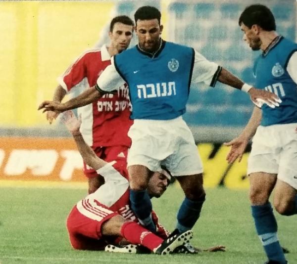 1999/00 - מחזור 3 - הפועל ירושלים (0:1) - יאיר שמחון מנסה לחמוק מתיקול