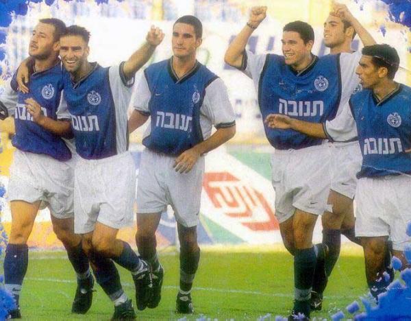 1999/00 - מחזור 3 - הפועל ירושלים (0:1) - ניב טל, אבי יחיאל, מיכאל זנדברג, מנור חסן ואלון מאיה חוגגים עם אדריאן אונגור (משמאל) את שער הניצחון שלו לרשת הפועל י-ם.