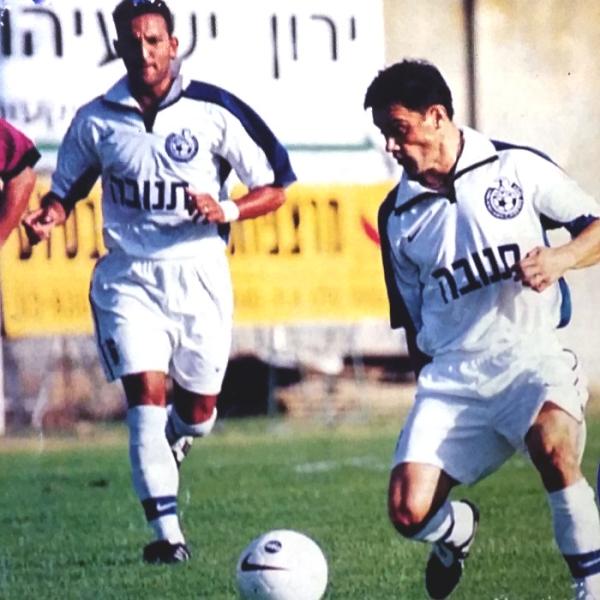 1999/00 - טוטו - שמינית גמר - מכבי נתניה (2:1) - בורימיר פרקוביץ' עם הכדור, יאיר שמחון מאחוריו