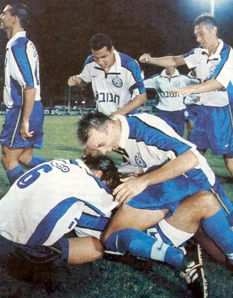 1999/00 - מחזור 5 - מכבי פתח-תקוה (1:2) - חוגגים את שער הניצחון הדרמטי. איוואן בולאט בראש הערימה, קרונוסלב גרגוריץ' ואלי אברבנל מתקרבים מאחור.