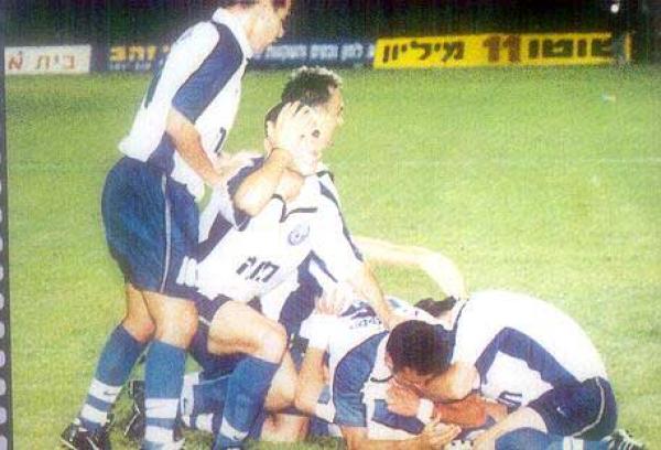 מוחצים את גיא שמיר לאחר שער הניצחון המדהים שכבש.