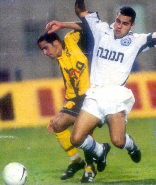 אלי אברבנל מרחף בדרך לכדור.