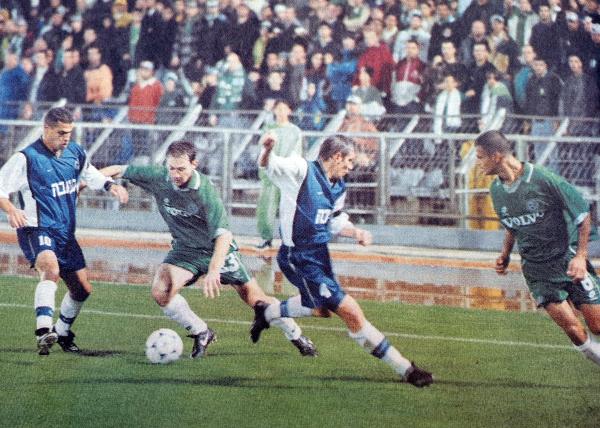 1999/00 - מחזור 15 - מכבי חיפה (2:0) - גיורגי גחוקידזה עם הכדור, אלי אברבנל (משמאל) ודניאל בוגדאן שומרים עליו, אדורם קייסי תומך מימין