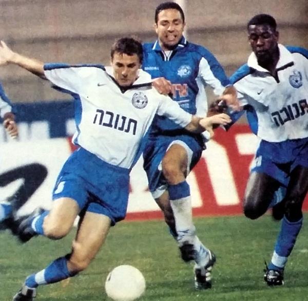 1999/00 - מחזור 18 - מכבי פתח-תקוה (1:0) - דניאל בוגדאן עם הכדור, רמי עאמר מגן עליו מפני אסי טובי האימתני