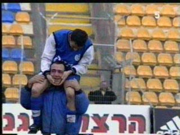 בורימיר פרקוביץ' על הכתפיים של חבקוק.