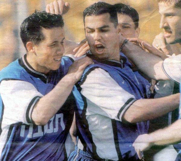 1999/00 - מחזור 28 - מכבי נתניה (2:4) - יסמין מוז'ה (מציץ מימין), בורימיר פרקוביץ' (מתחבא מאחור), יוסי רוזן (מחייך משמאל) ואלי אברבנל (עצבני על רוזן) חוגגים את שער הבזק של אברבנל.