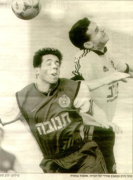 1999/00 - מחזור 28 - מכבי נתניה (2:4) - יוסי רוזן ממשיך לחפש את הכדור.