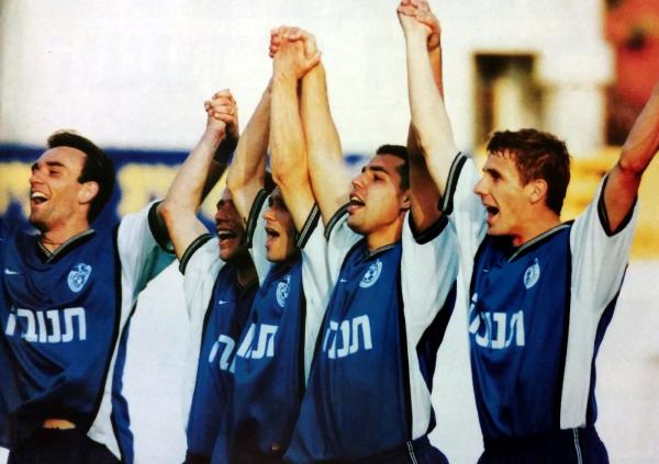 1999/00 - מחזור 28 - מכבי נתניה (2:4) - חוגגים בנתניה. מימין: דניאל בוגדאן, אלי אברבנל, בורימיר פרקוביץ', יניב לוזון ואיוואן בולאט