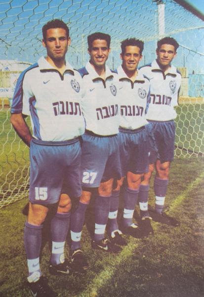 1999/00 - מחזור 28 - מכבי נתניה (2:4) - מימין - מיכאל זנדברג, יוסי רוזן, גיא שמיר ואבי יחיאל. מרץ 2000, מתוך ידיעות אחרונות