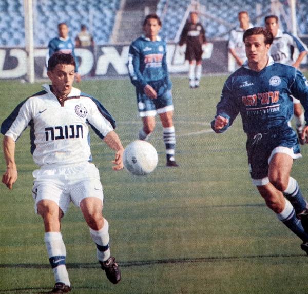 בורימיר פרקוביץ' עם הכדור, סמי דניאל מימינו