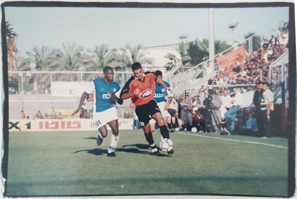 1999/00 - מחזור 39 - בני יהודה (2:1) - רמי עאמר במרדף אחרי חזי שירזי בשכונת התקוה. צילום - אורן לידור