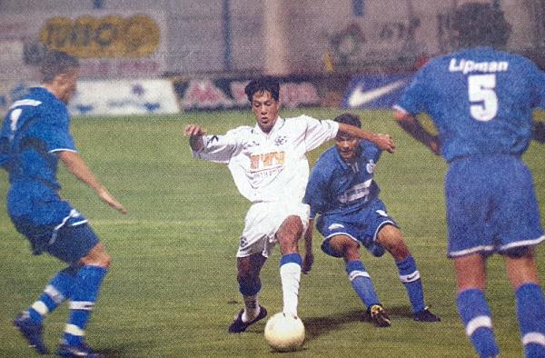 עידן טל בין שחקני הפועל פ"ת, אלביס ברייקוביץ' (מימין), בורימיר פרקוביץ' ויסמין מוז'ה
