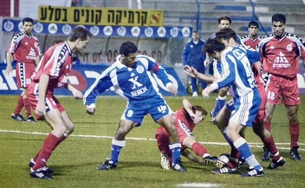 מוטי קקון במרכז מאבק על הכדור ברחבת באר שבע. דייוי קורמן על הקרקע