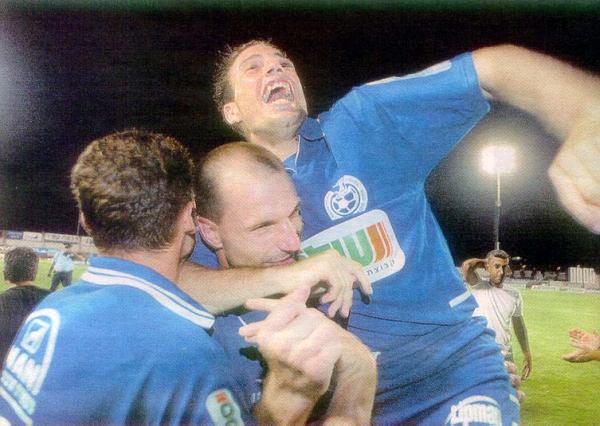 2003/04 - מחזור 4 - מכבי חיפה (1:3) - יניב לוזון,מריו אוסיבוב וברק בכר חוגגים את שבירת המנחוס מול מכבי חיפה.