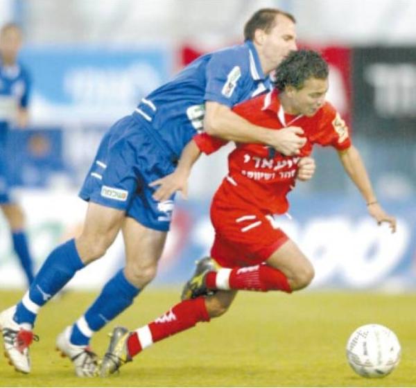 2003/04 - מחזור 14 - בני סכנין (0:0) - מריו אוסיבוב תופס את נידאל חוג'יראת