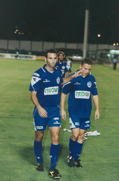 2003/04 - מחזור 27 - מכבי אחי נצרת (1:4) - ברק בכר ואבי יחיאל יורדים מהמגרש. מנור חסן ברקע.