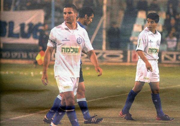 אמיר אלקריף (מימין) ומנור חסן משוטטים על המגרש.
